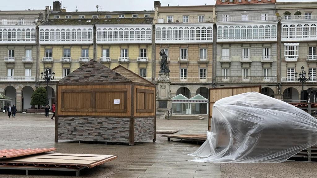 Montaje de las casetas del mercadillo navideño de A Coruña.