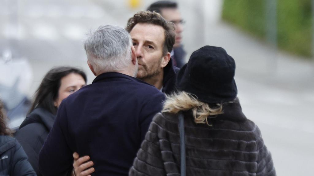 Raúl Prieto se despide de Joaquín con un beso en la mejilla.