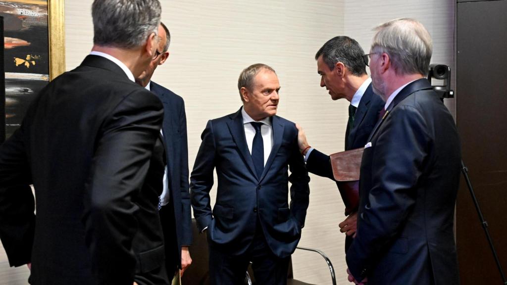 El presidente Pedro Sánchez conversa con el primer ministro polaco, Donald Tusk, durante la reunión de emergencia de líderes europeos sobre Ucrania en Luanda (Angola)