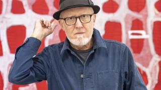 Juan Uslé delante de uno de los lienzos de las exposición. Foto: Rodrigo Mínguez