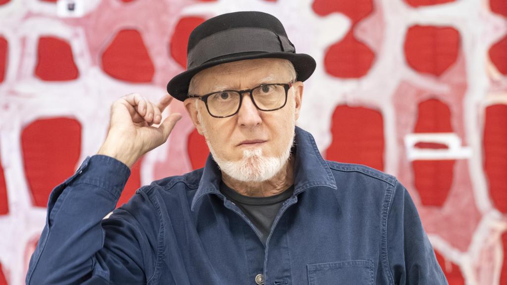 Juan Uslé delante de uno de los lienzos de la exposición. Foto: Rodrigo Mínguez