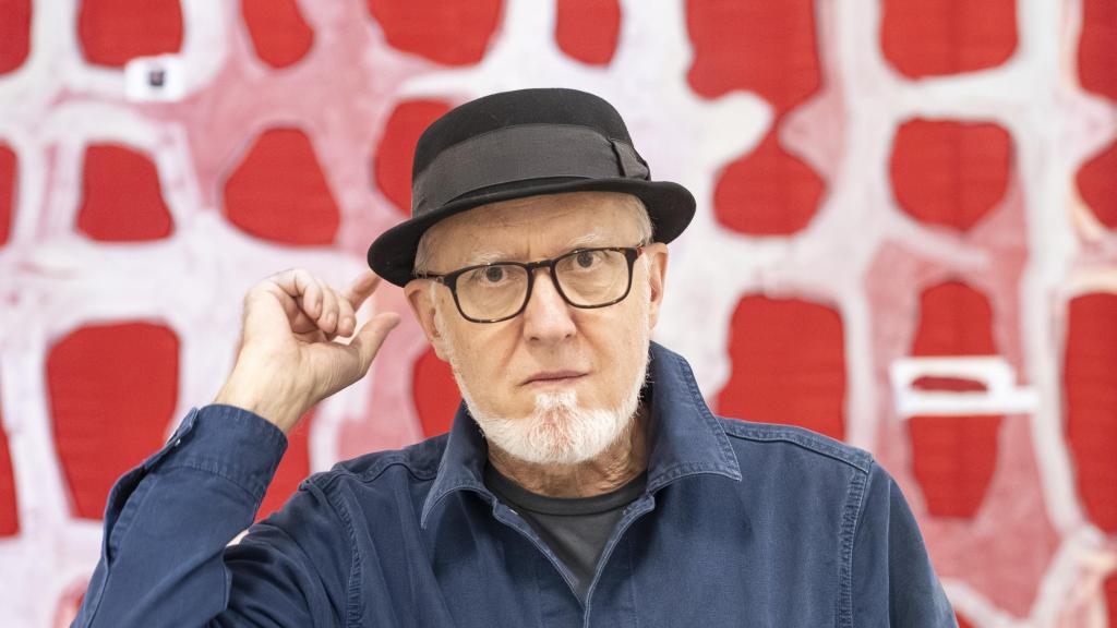 Juan Uslé delante de uno de los lienzos de la exposición. Foto: Rodrigo Mínguez