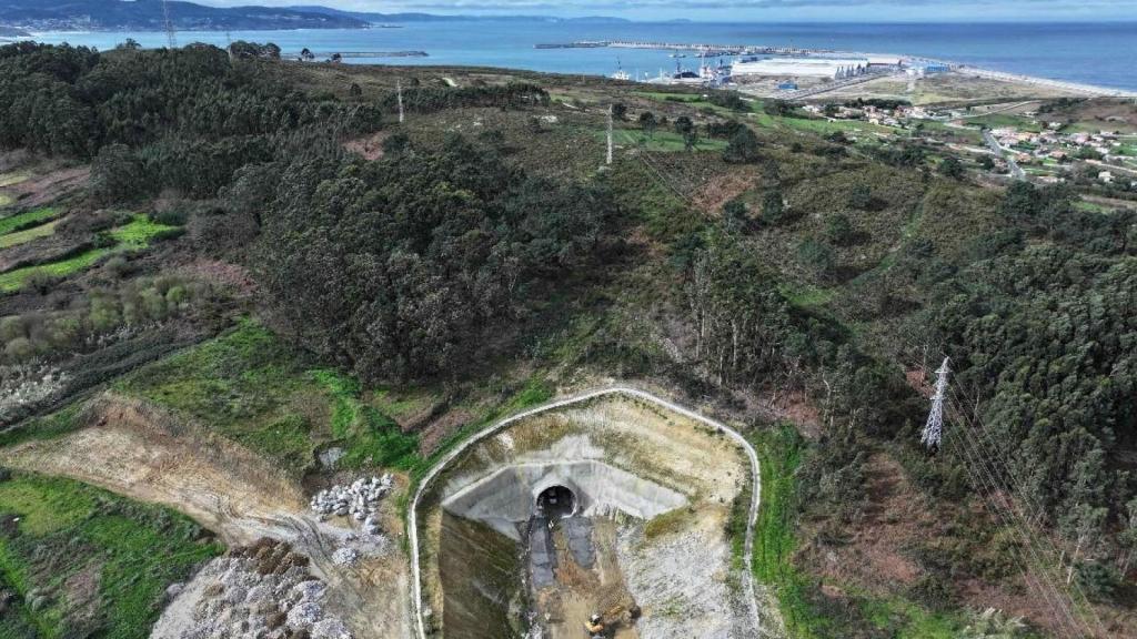 Uno de los túneles excavados para la conexión ferroviaria al puerto exterior de A Coruña.