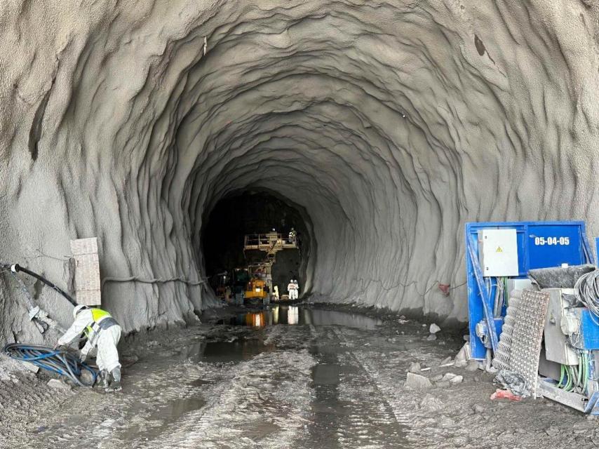 Trabajos para uno de los túneles del tren a punta Langosteira.