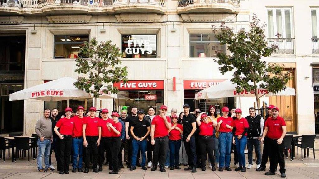 Equipo del nuevo Five Guys.