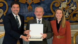 El alcalde Luis Barcala con el presidente de la academia valenciana Sergio Terol y la concejala Lidia López.