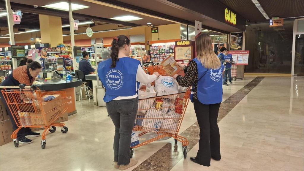 Recogida de alimentos en un supermercado Gadis