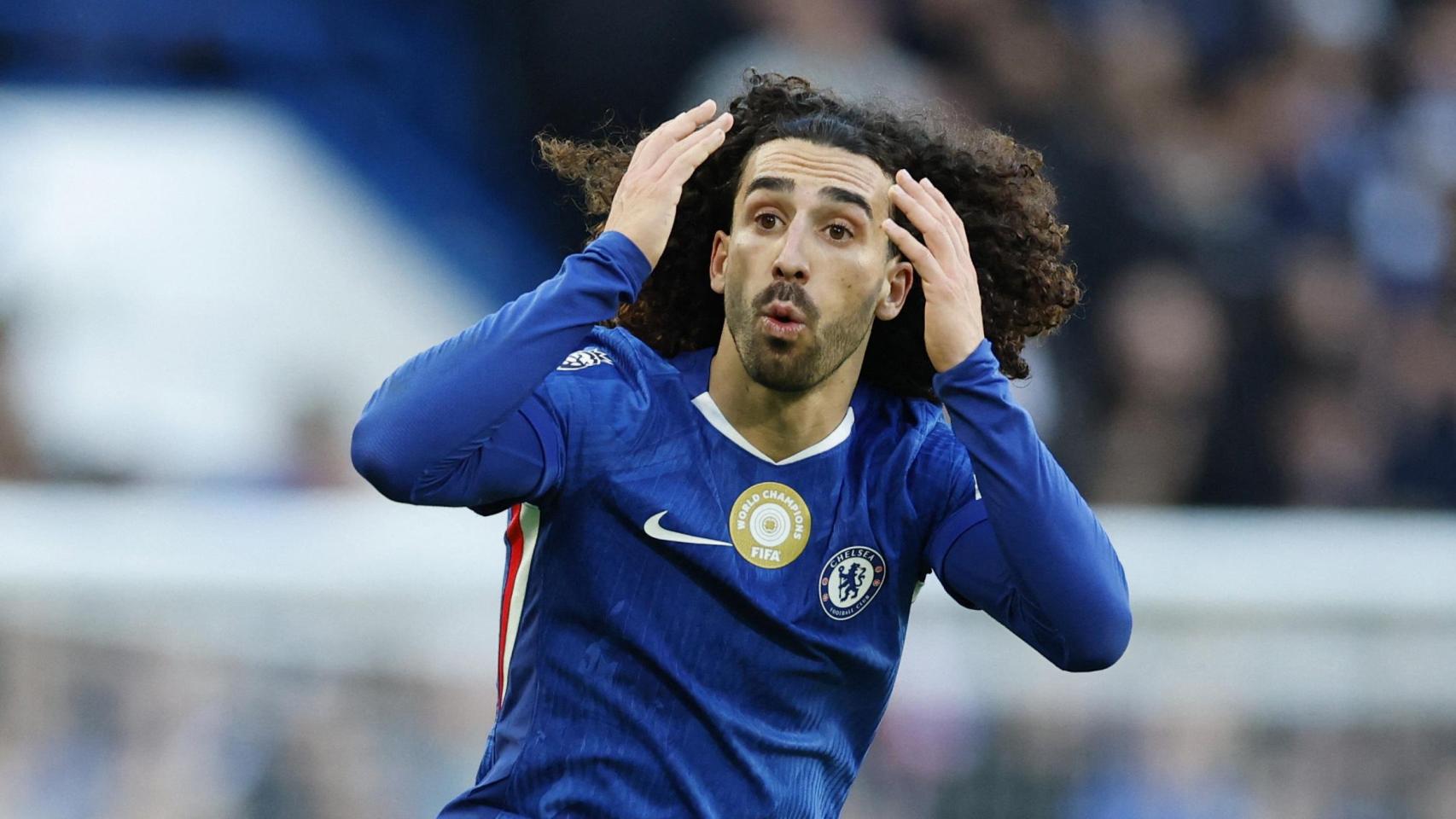 Cucurella, en un partido con el Chelsea
