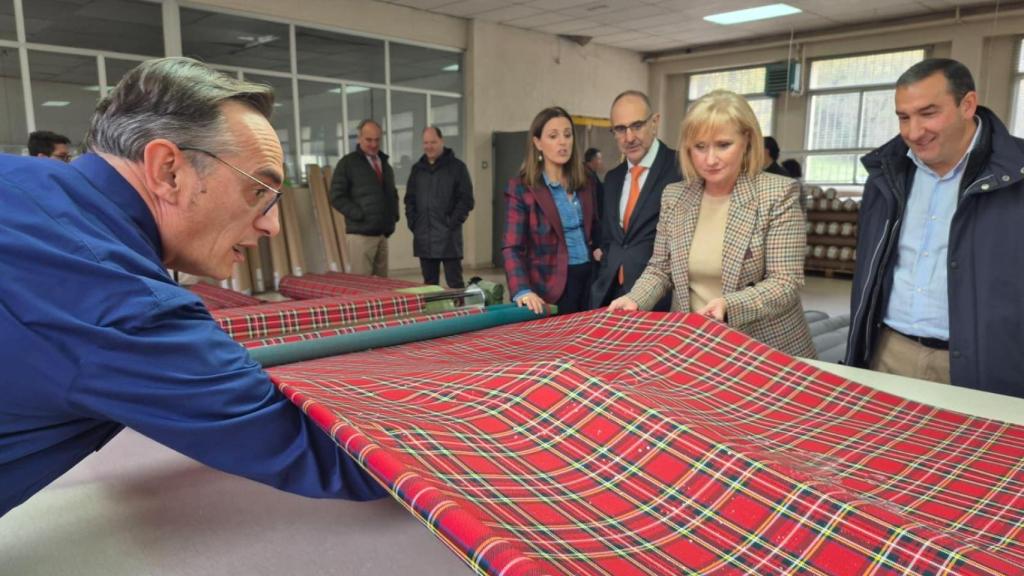 La consejería de Industria, Comercio y Empleo, Leticia García, durante su visita a la industria textil del municipio salmantino de Béjar, este lunes