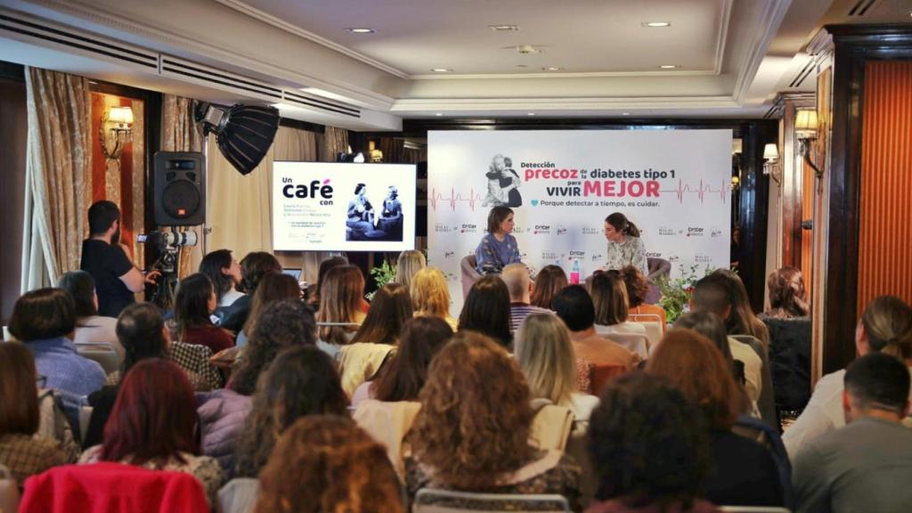 Laura Baena y Nerea Itza durante el encuentro 'Un café con Laura: la realidad de convivir con la diabetes tipo 1'.