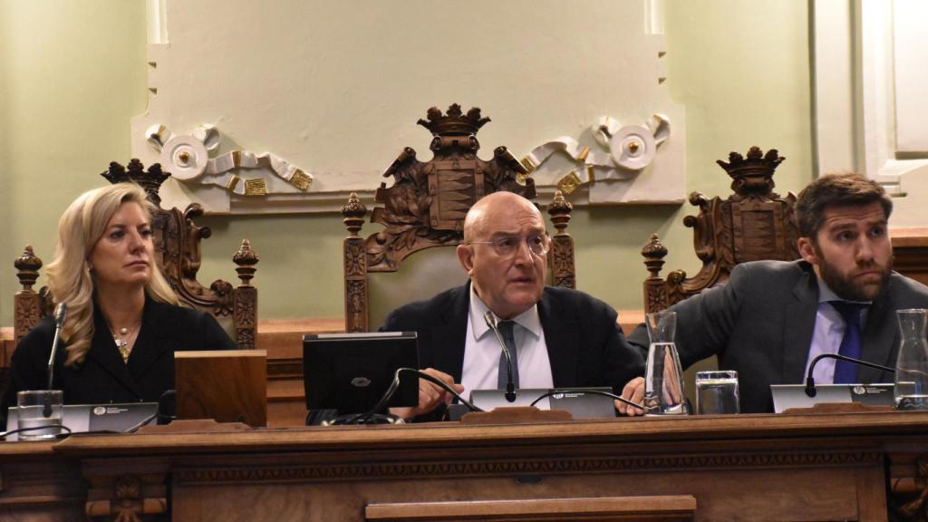Irene Carvajal, Jesús Julio Carnero y Francisco Blanco en el pleno municipal del Ayuntamiento de Valladolid este lunes.