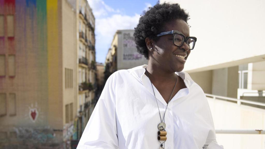 Elvira  Dyangani Ose en uno de los balcones del museo MACBA en el barrio barcelonés del Raval. Foto: Toni Mateu