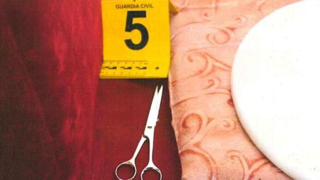 A tesoura com que os ladrões torturaram a velha Pilar.