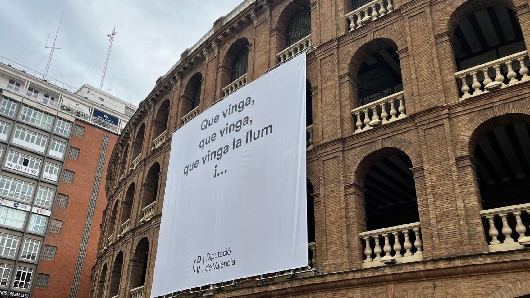 Lona de la Diputación en la plaza de Toros. EP
