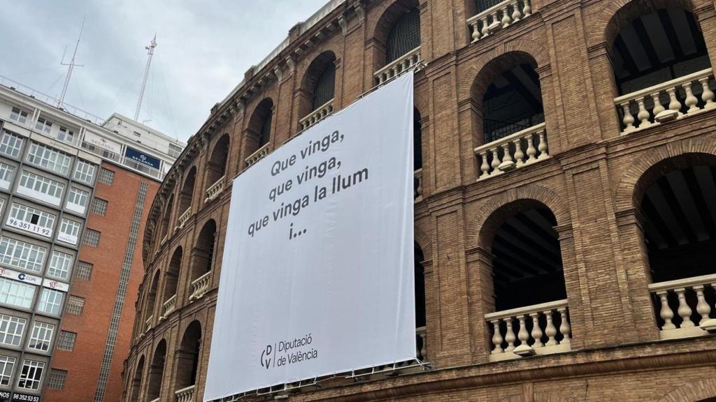 Lona de la Diputación en la plaza de Toros. EP