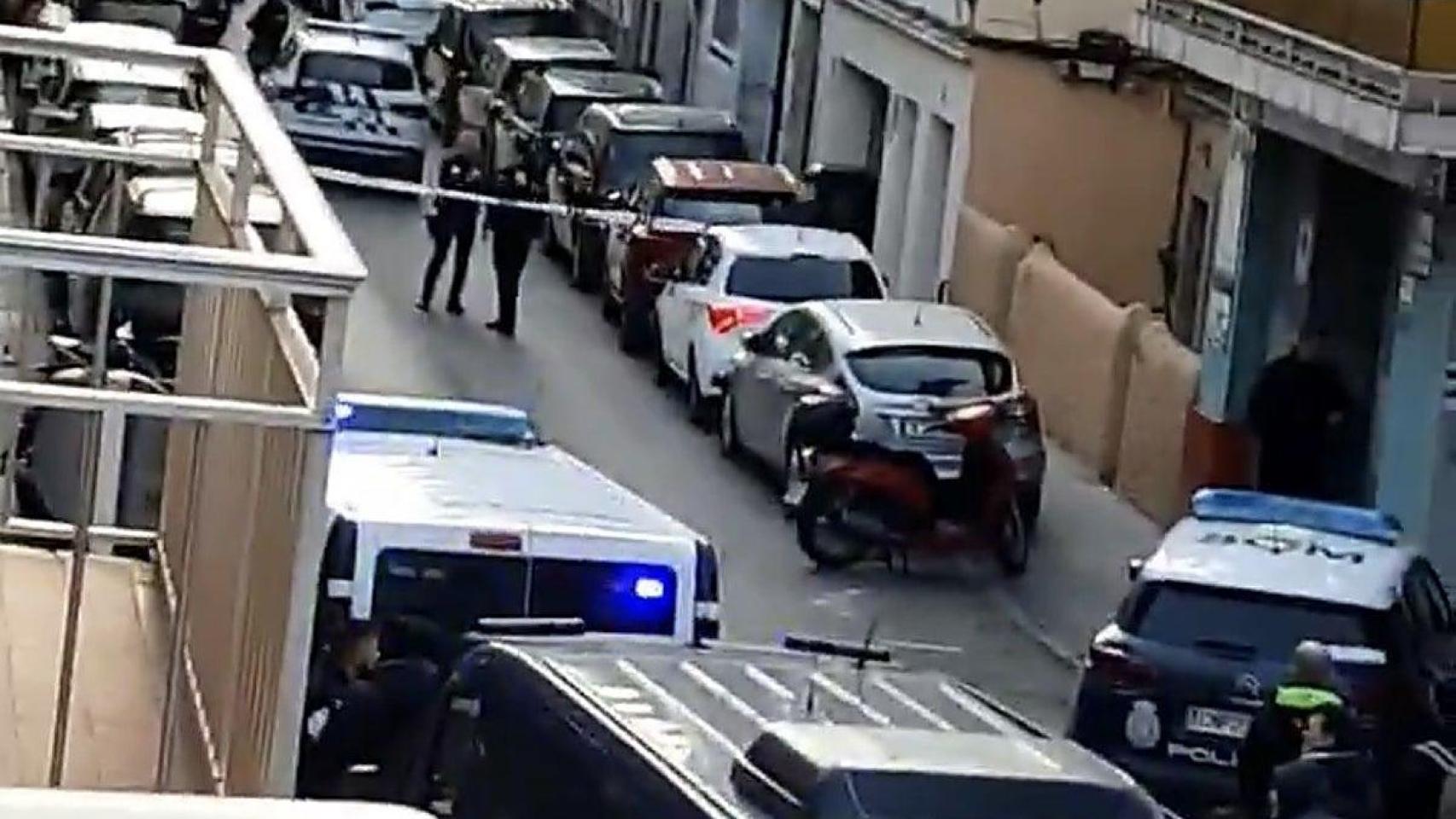La Policía durante la intervención en Vallecas.