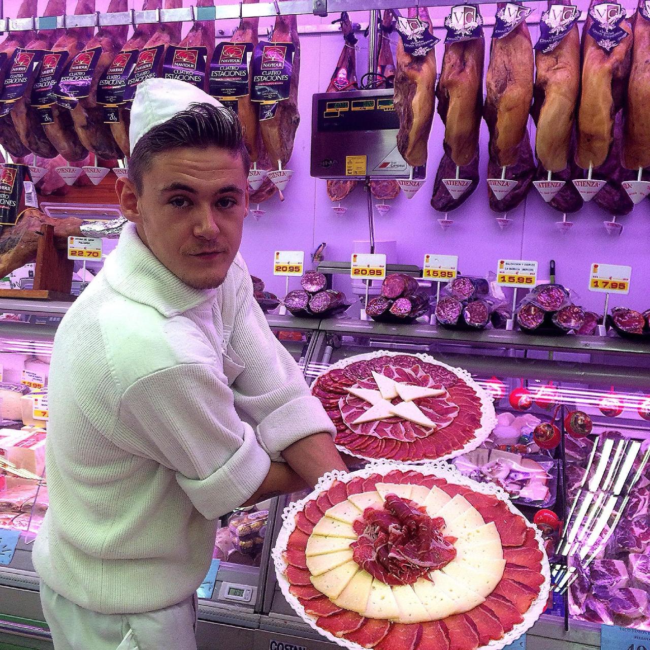 Víctor Sanchego en la charcutería de Guadalajara.