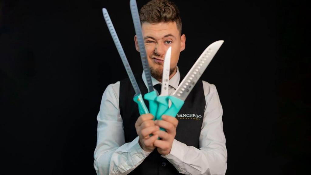 Víctor Sanchego mostrando las herramientas necesarias para cortar jamón.