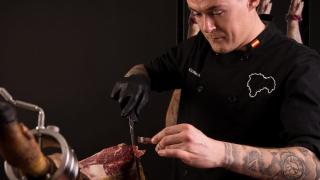 Víctor Sanchego cortando jamón.