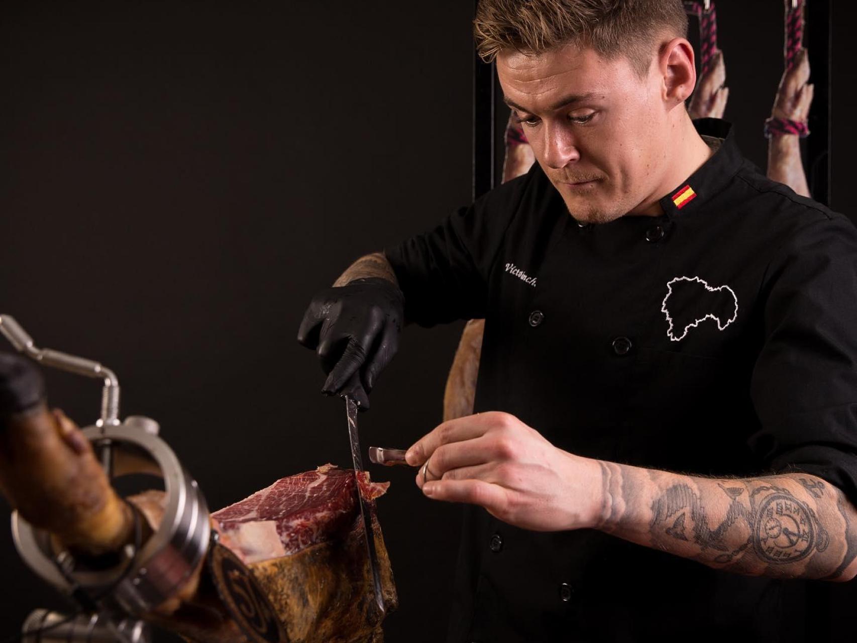 Víctor Sanchego cortando jamón.