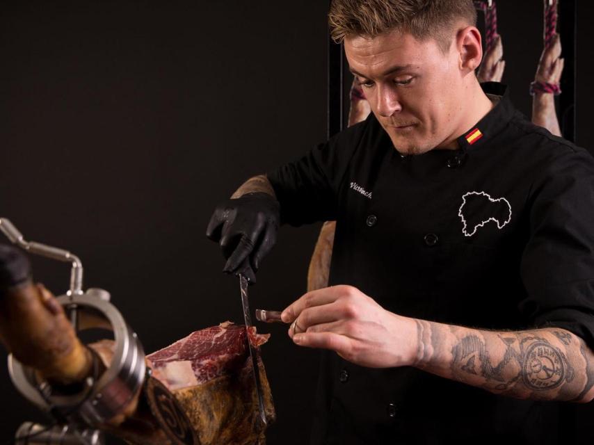 Víctor Sanchego cortando jamón.