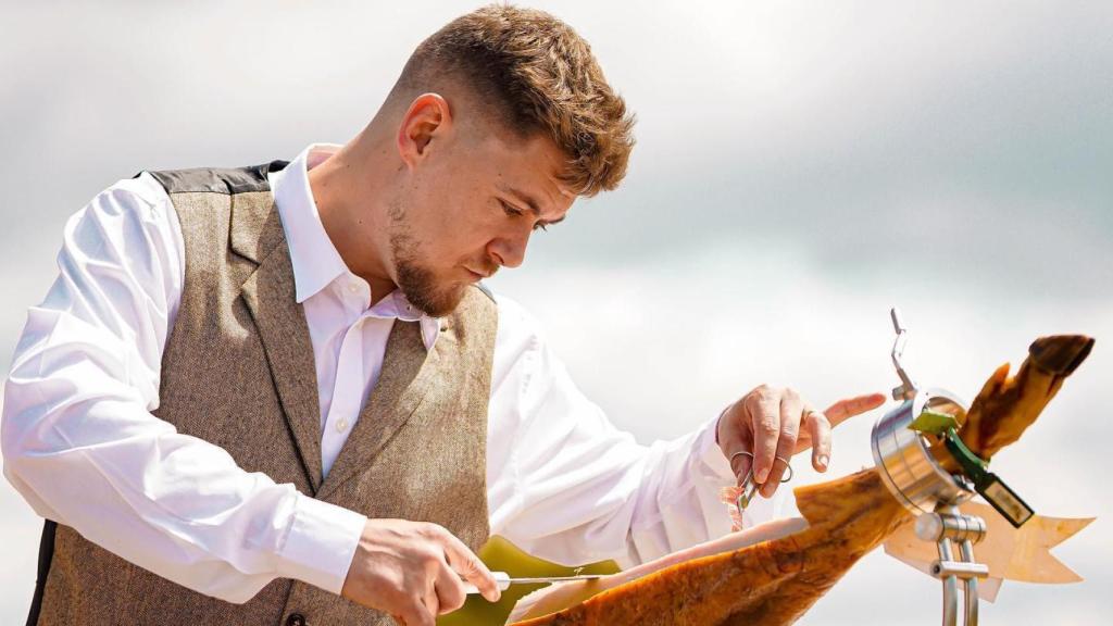 Víctor cortando jamón.