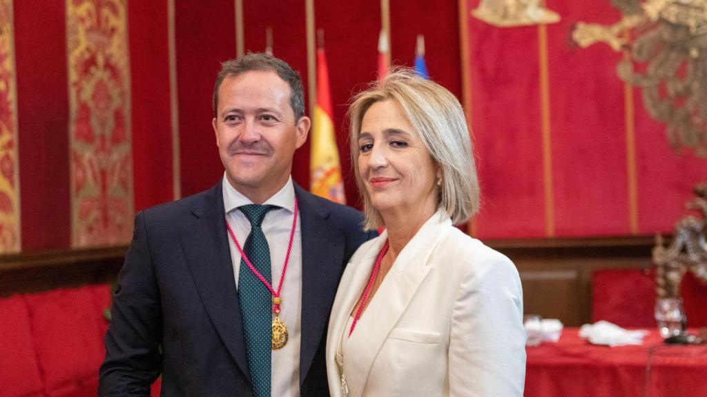 El alcalde Carlos Velázquez, junto a la vicealcaldesa Inés Cañizares, en su investidura del 17 de junio de 2023.