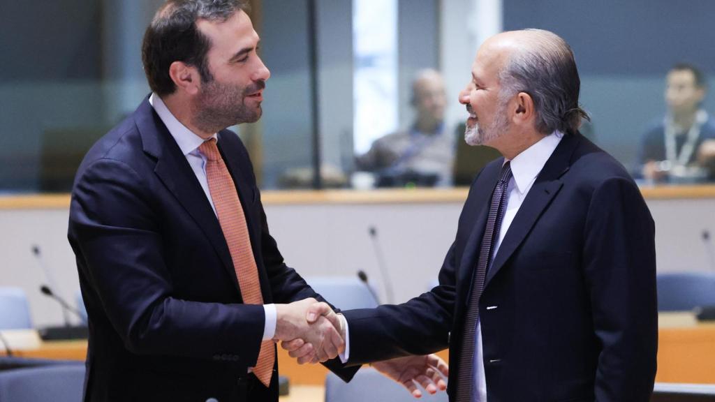 El ministro de Economía, Carlos Cuerpo, saluda al representante de Comercio de EEUU, Howard Lutnick, durante la reunión de este lunes en Bruselas