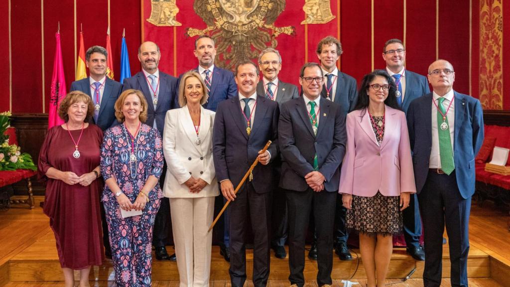 El equipo de Gobierno municipal, integrado por el PP y Vox, en la Sala Capitular del Ayuntamiento de Toledo.