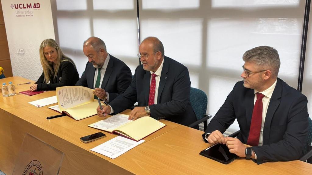 El rector de la UCLM, Julián Garde y el vicepresidente primero, José Luis Martínez Guijarro, durante la firma del convenio.