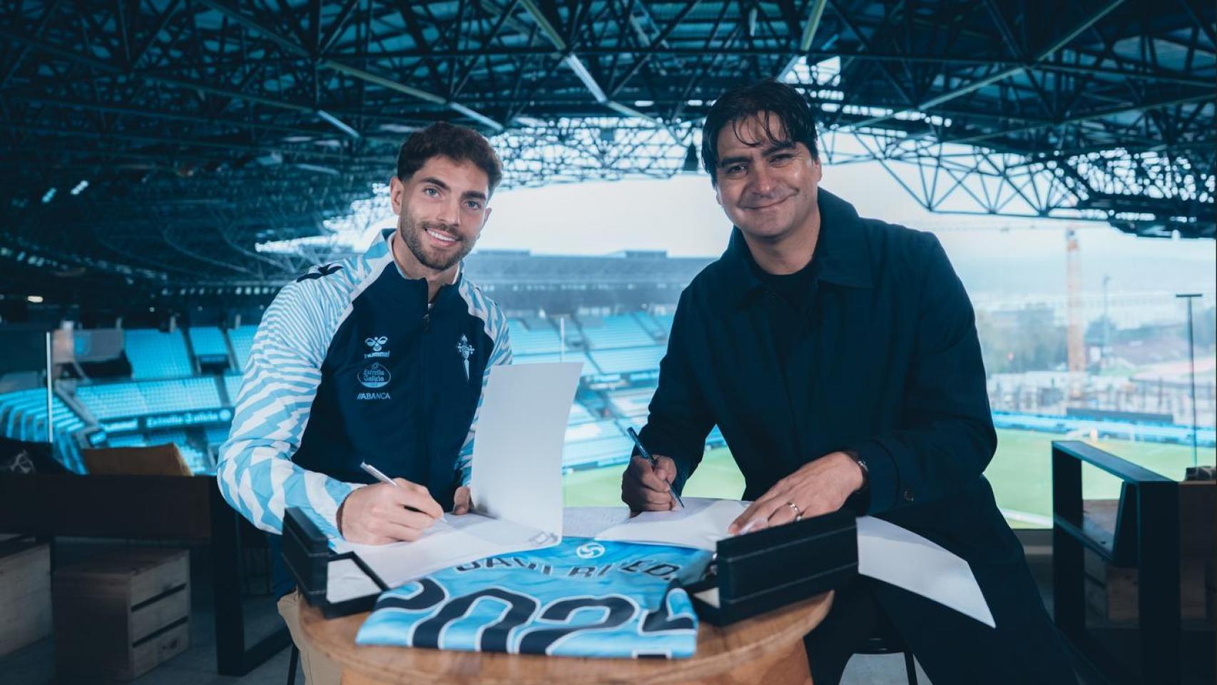Javi Rueda y el director deportivo del Celta, Marco Garcés, en la firma de la renovación de contrato del jugador andaluz