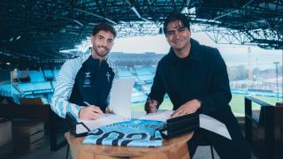 Javi Rueda y el director deportivo del Celta, Marco Garcés, en la firma de la renovación de contrato del jugador andaluz