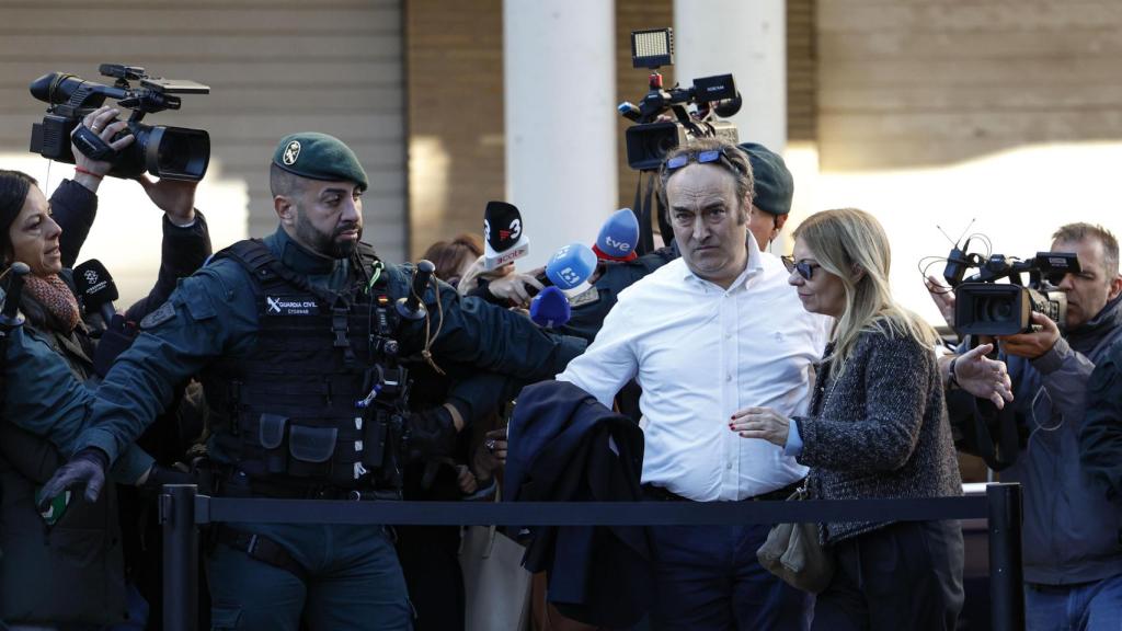 El dueño del restaurante El Ventorro de Valencia, a su llegada a los juzgados de Catarroja. Efe / Ana Escobar