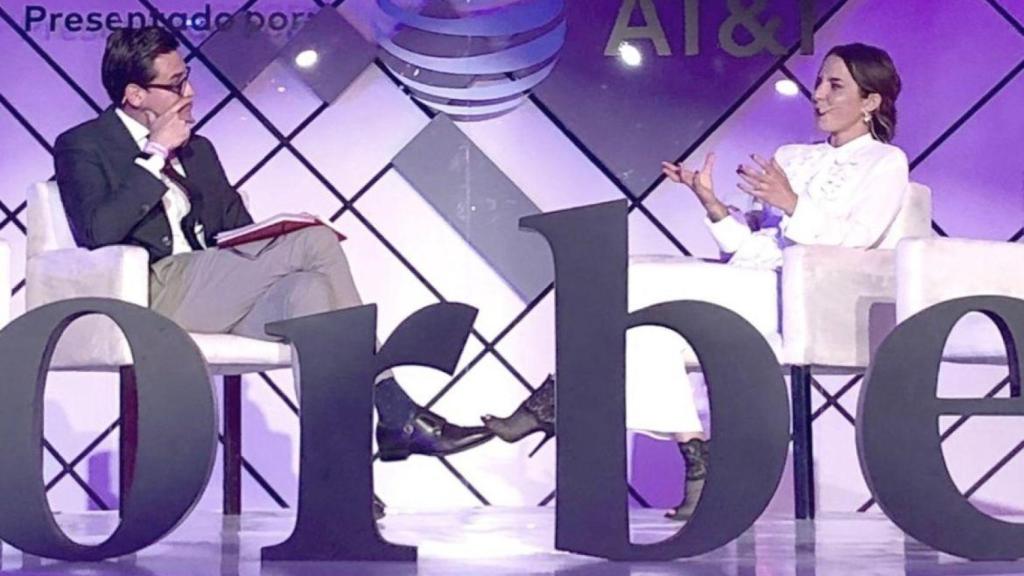 Flor durante un evento de la revista Forbes.