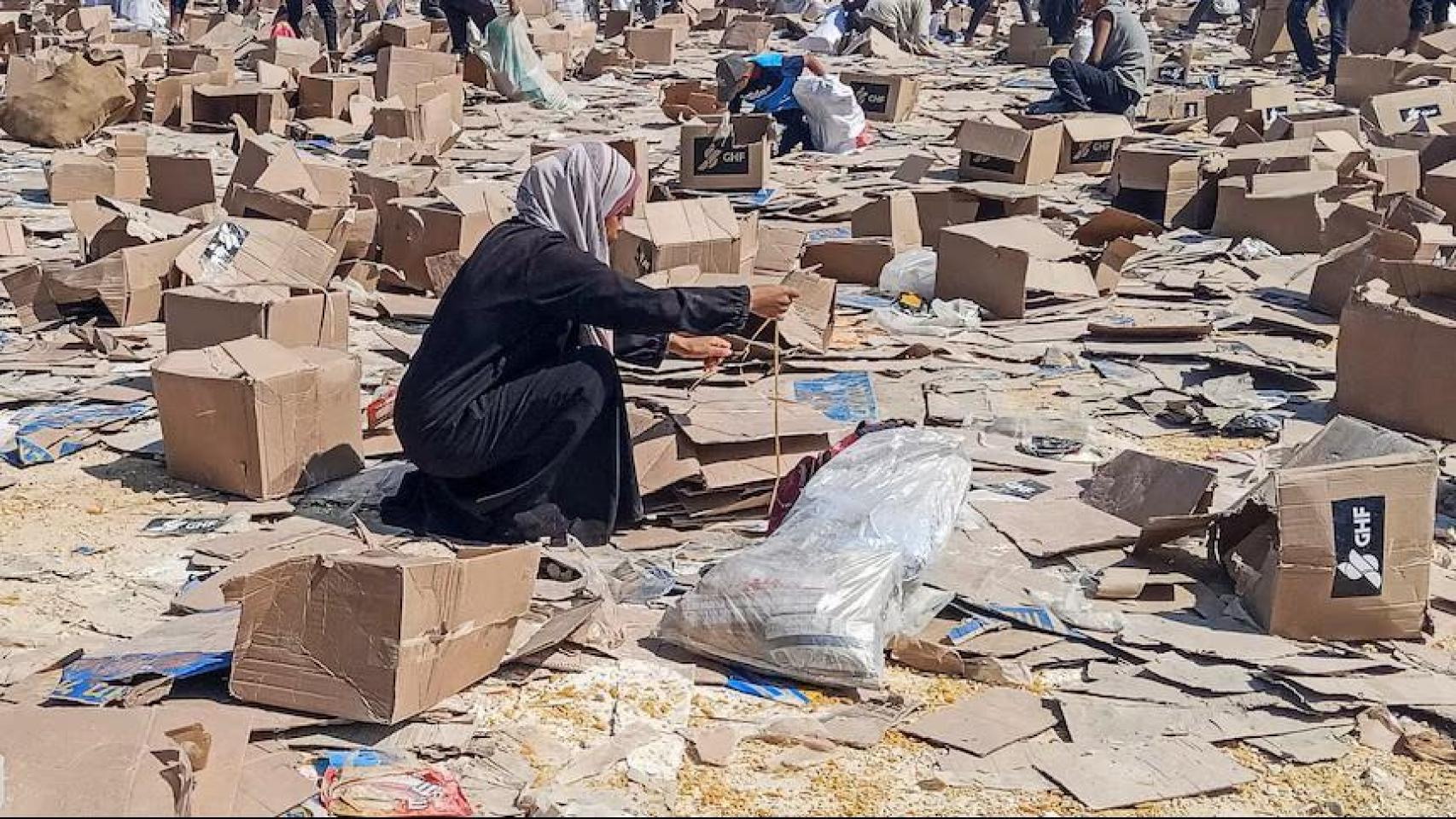 Una mujer revisa los restos de suministros de ayuda distribuidos por la Fundación Humanitaria de Gaza en Rafah.
