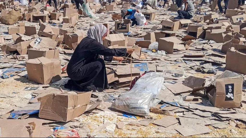 Una mujer revisa los restos de suministros de ayuda distribuidos por la Fundación Humanitaria de Gaza en Rafah.