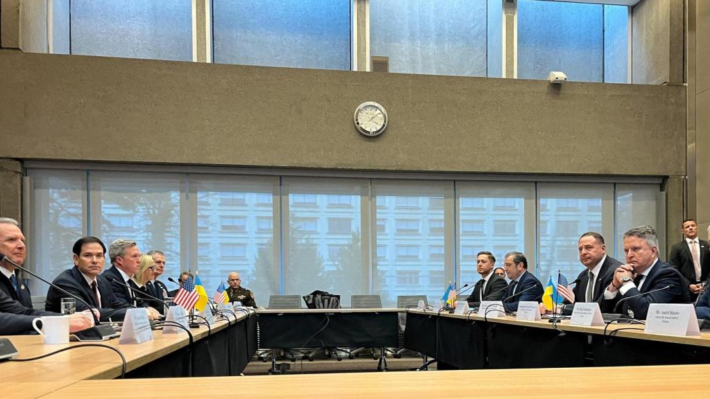 Las delegaciones de EEUU y Ucrania, durante la negociación de este domingo en Ginebra