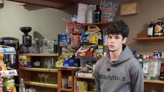 Mario Pérez en su bar de Valdemoro-Sierra (Cuenca).