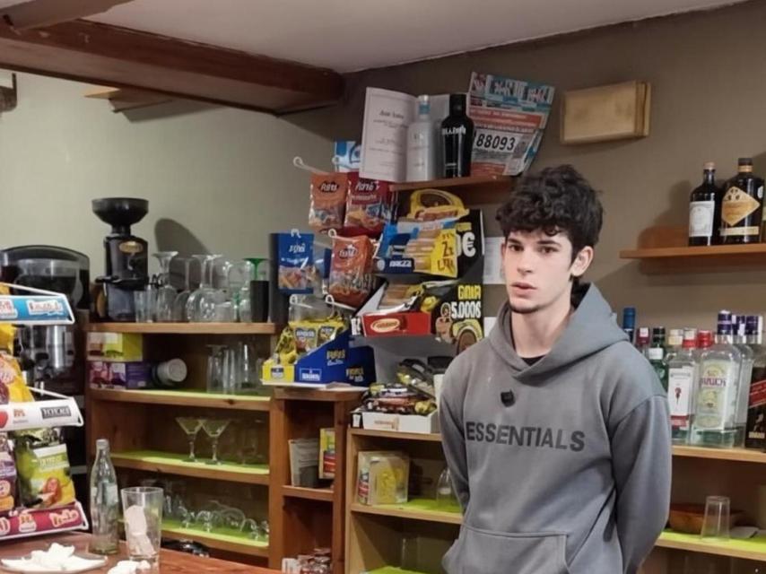 Mario Pérez en su bar de Valdemoro-Sierra.