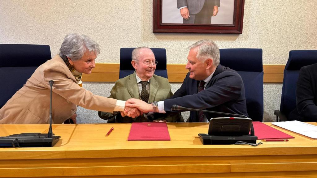 El alcalde de Ciudad Real, Francisco Cañizares, sella el acuerdo de compra con Rafael Ayala, titular de los terrenos.