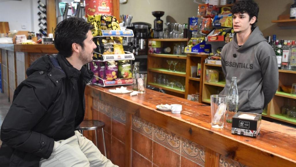 El diputado de Reto Demográfico de la Diputación de Cuenca, Javier Cebrián, charlando con Mario.