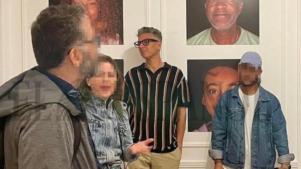 Martiño Ramos Soto cambió de aspecto, se presentaba como Martín y consiguió en poco tiempo ser uno más en el círculo artístico cubano. En la imagen asiste a la presentación de una fotogalería en La Habana.