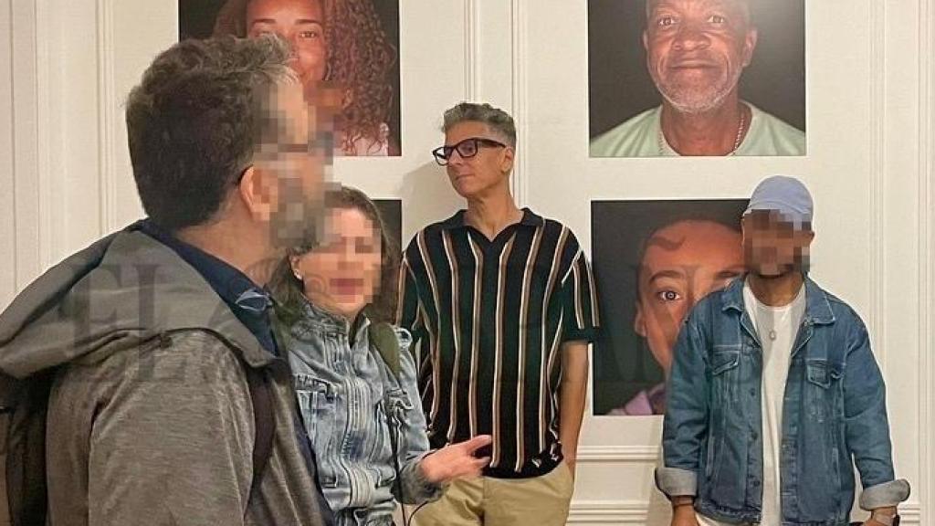 Martiño Ramos Soto cambió de aspecto, se presentaba como Martín y consiguió en poco tiempo ser uno más en el círculo artístico cubano. En la imagen asiste a la presentación de una fotogalería en La Habana.