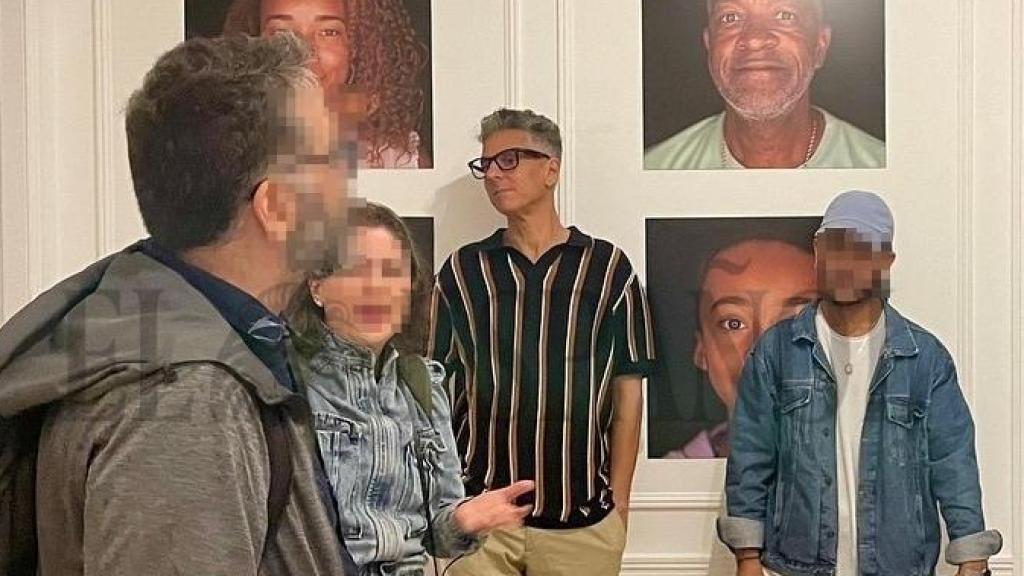 Martiño Ramos Soto cambió de aspecto, se presentaba como Martín y consiguió en poco tiempo ser uno más en el círculo artístico cubano. En la imagen asiste a la presentación de una fotogalería en La Habana.