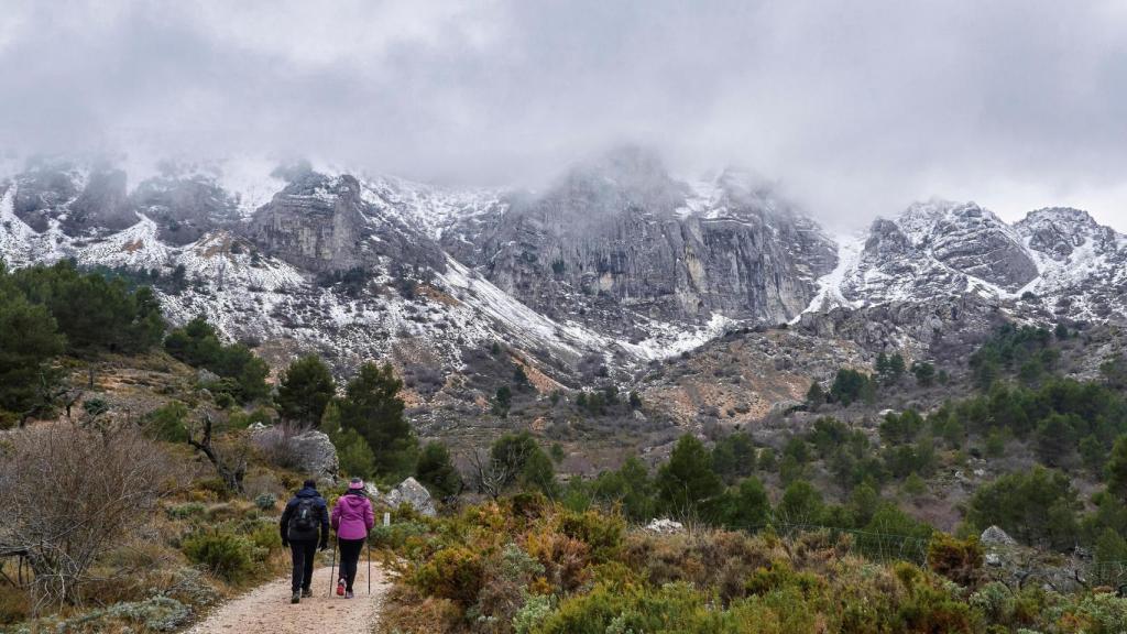 Una pareja camina por la Sierra de Aitana.