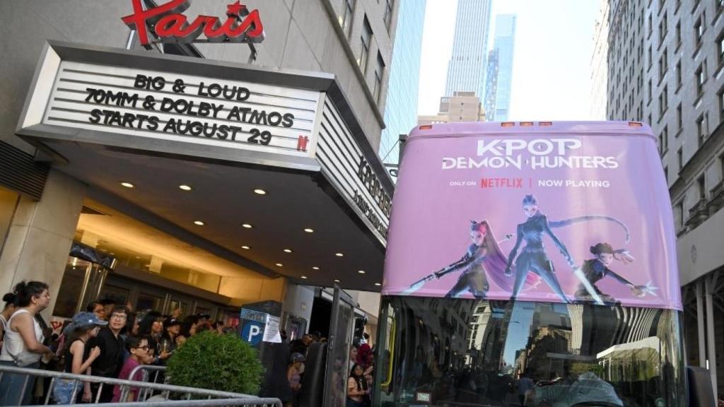 Evento multitudinario en los alrededores del cine París de Manhattan con motivo del reestreno de 'Las guerreras K-Pop'.