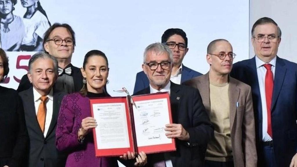 La presidenta de México en la rúbrica del acuerdo con el BSC.