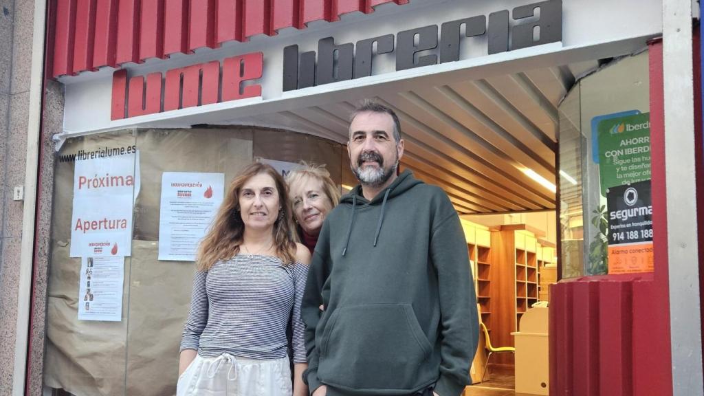 Cheché, Rosy y Rober Cagiao frente a la Librería Lume.