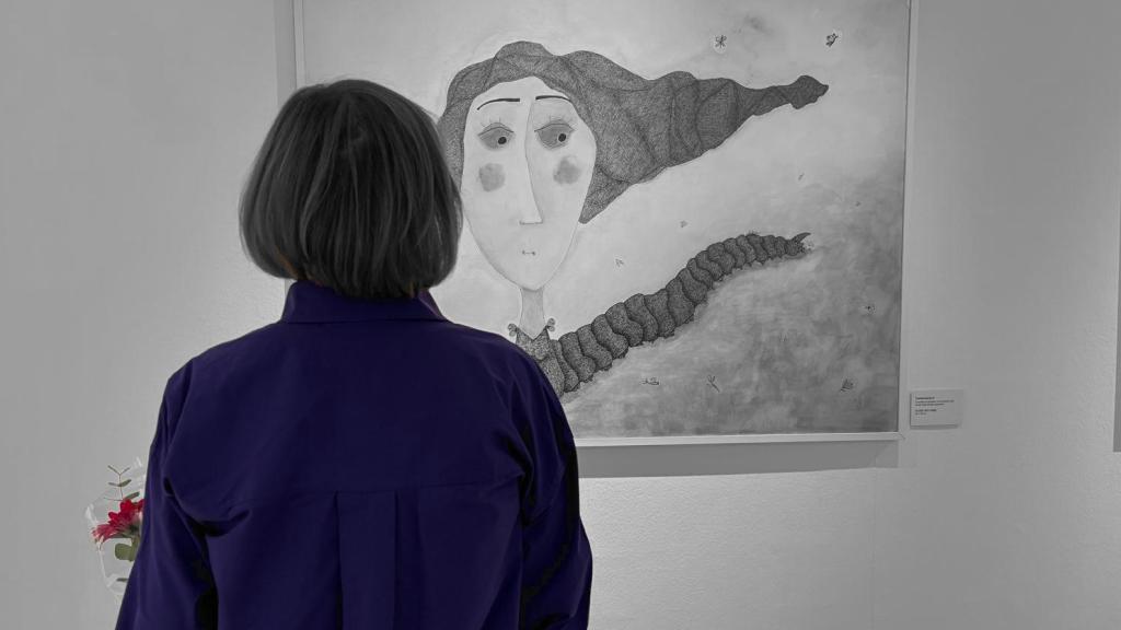 Natalia mirando un cuadro en la exposición de la Casa de la Mujer