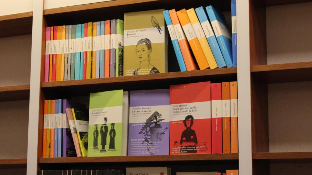 Estantería de la librería Lume.